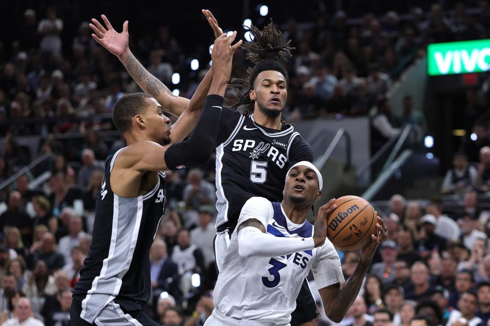 76人对阵骑士:NBA常规赛关键对位解读
